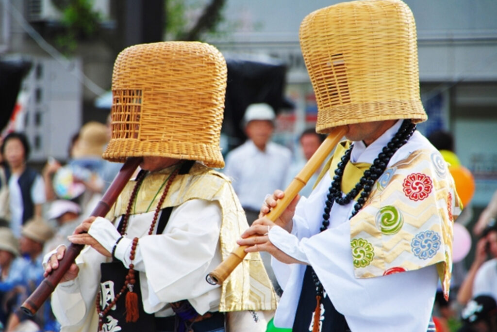 虚無僧は編笠をかぶり全国を行脚しながら尺八を吹いていた